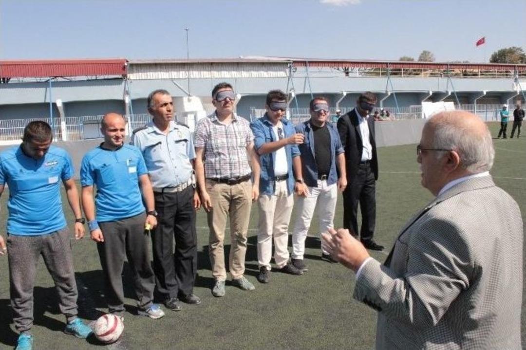 Valinin Oluşturduğu Takım G&ouml;rme Engelliler İle Karşı Karşıya Geldi