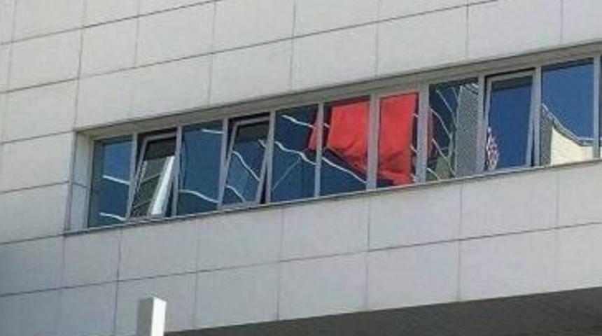 İşte &Ccedil;ıkartılan G&uuml;venlik G&ouml;revlisi 5. Kattan Atladı