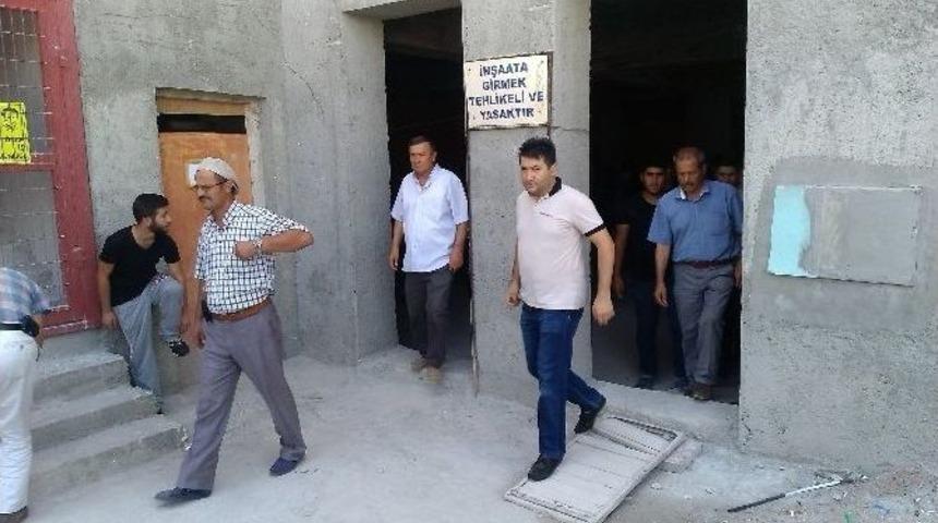 Tamamlanamayan Cami İnşaatında Namaz