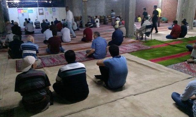 Tamamlanamayan Cami İnşaatında Namaz