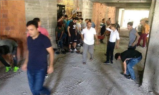 Tamamlanamayan Cami İnşaatında Namaz