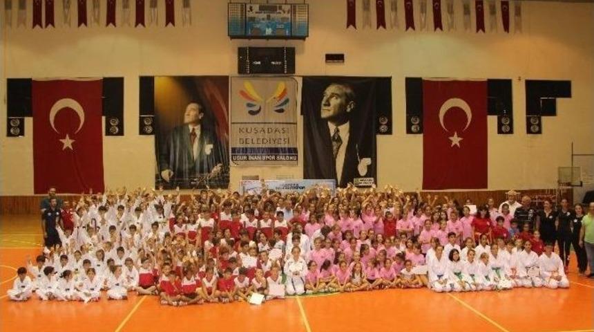 Kuşadası Yaz Spor Okulunda &Ouml;ğrencilerin Sertifika Heyecanı