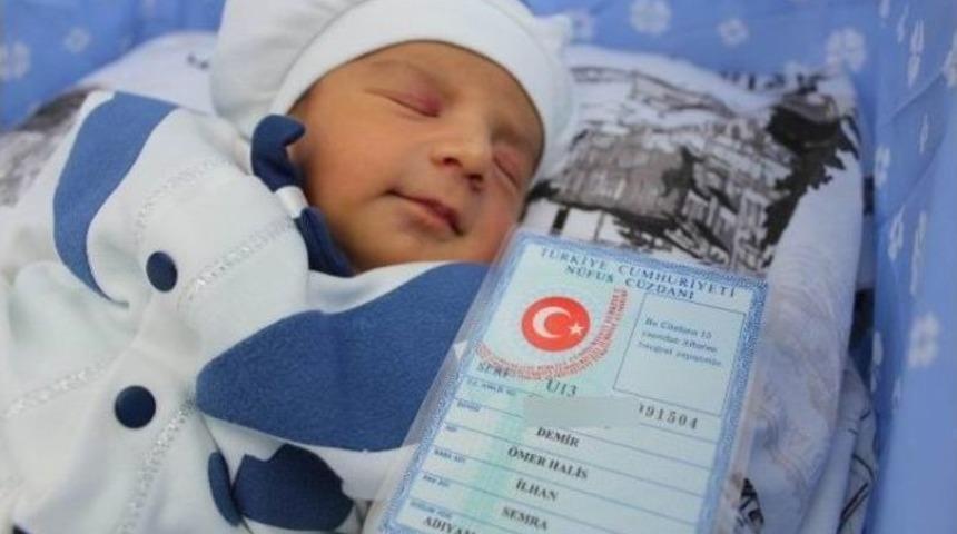 &Ccedil;ocuklarına Şehit Astsubay &Ouml;mer Halisdemir&rsquo;in Adını Verdiler