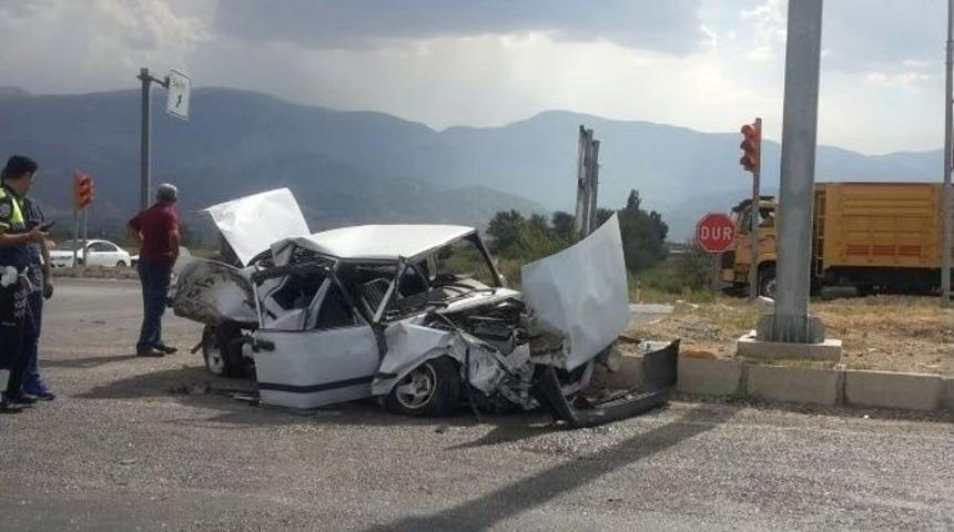 Manisa&rsquo;da Otomobille Kamyon &Ccedil;arpıştı: 1&rsquo;i Ağır 2 Yaralı