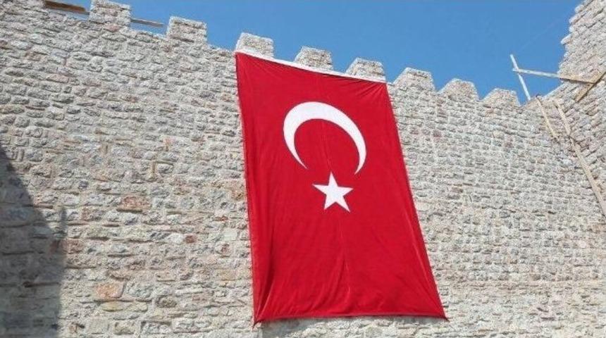 Hereke Kalesi&rsquo;ne Dev T&uuml;rk Bayrağı Asıldı