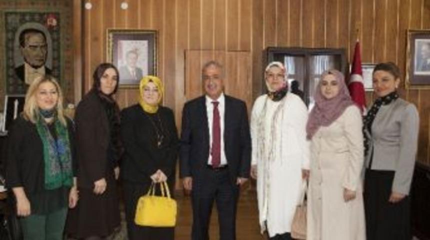Ak Parti Erzurum Kadın Kolları&rsquo;ndan Rekt&ouml;r &Ccedil;omaklı&rsquo;ya Tebrik Ziyareti