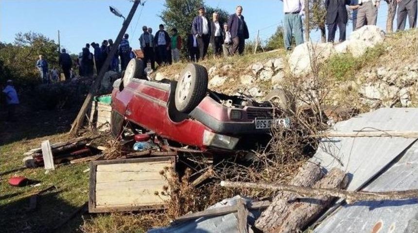 Virajı Alamayan Otomobil Elektrik Direğine &Ccedil;arptı: 3 Yaralı