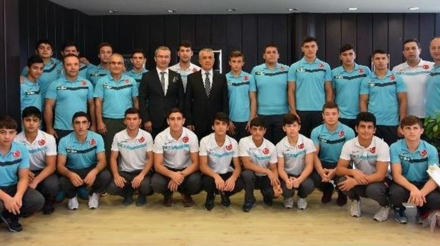 Milli Sporculardan Om&uuml; Rekt&ouml;r&uuml;&rsquo;ne Ziyaret