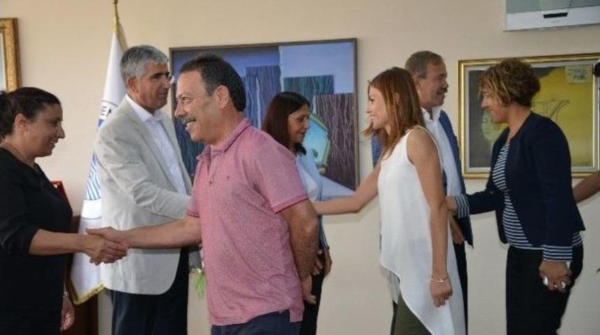 Akdeniz Belediyesi&rsquo;nden Vatandaşa &Ccedil;ay İkramı