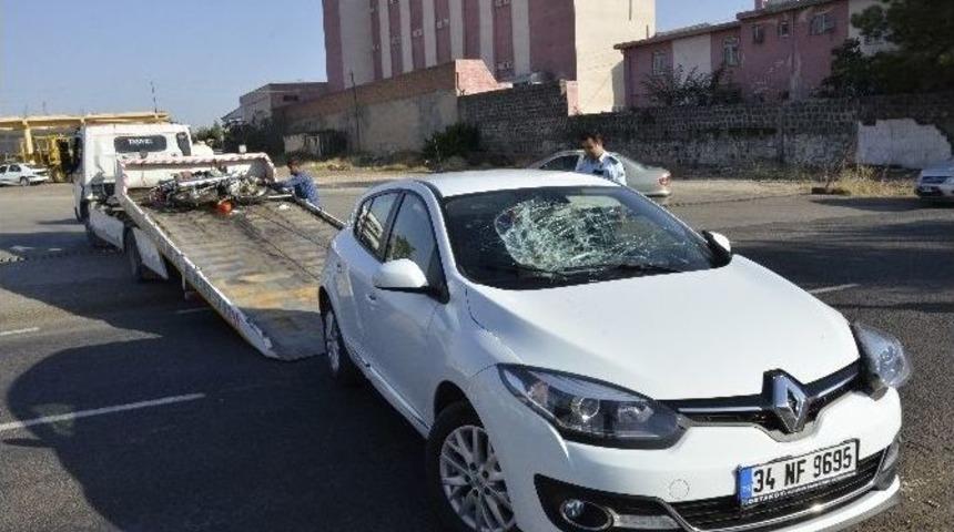 Otomobile &Ccedil;arpan Motosikletin S&uuml;r&uuml;c&uuml;s&uuml; Ağır Yaralandı