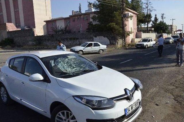 Otomobile Çarpan Motosikletin Sürücüsü Ağır Yaralandı