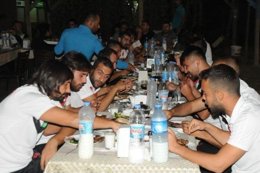 Cizre Spor Bayburt Ma&ccedil;ı &Ouml;ncesi Moral Yemeğinde Bir Araya Geldi