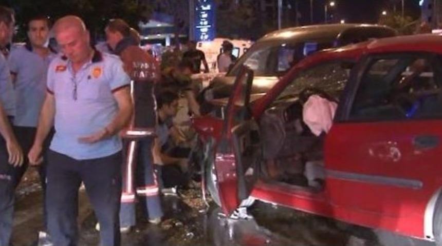 Başkent&rsquo;te Sıkışmalı Trafik Kazası: 1&rsquo;i &Ccedil;ocuk, 7 Yaralı