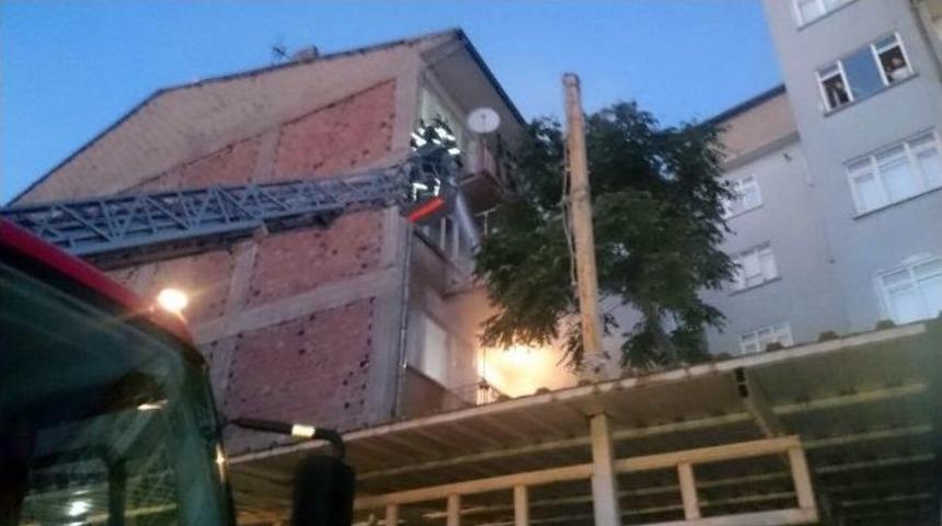 Balkonda &Ccedil;ıkan Yangın Korkuttu