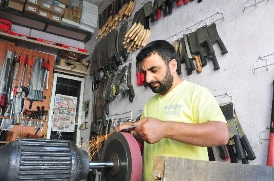 Bı&ccedil;aklar Kurbanlıklar İ&ccedil;in Bilendi