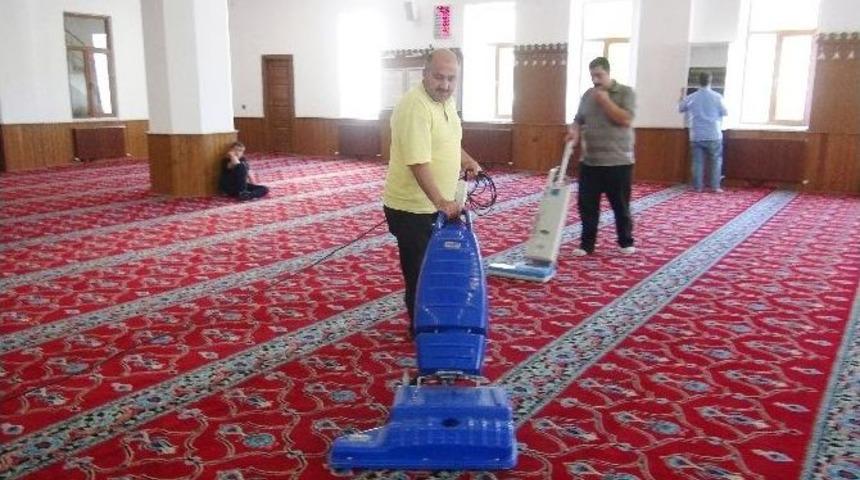 Muş&rsquo;ta Camilerde Bayram Temizliği