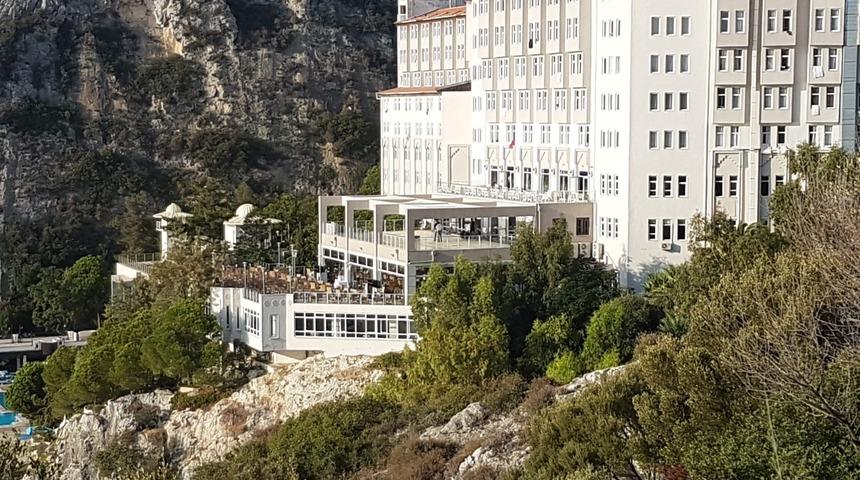 Kuşadası'nda 5 yıldızlı otelde icra! Turistleri &ccedil;ıkarıp eşyaları haczettiler