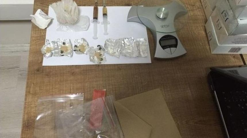 &Uuml;zerinde Uyuşturucu Bulunan 3 Kişi Yakalandı