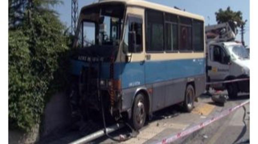 Başkent&rsquo;te Freni Patlayan Dolmuş Kaldırıma &Ccedil;ıktı: 2 Yaralı