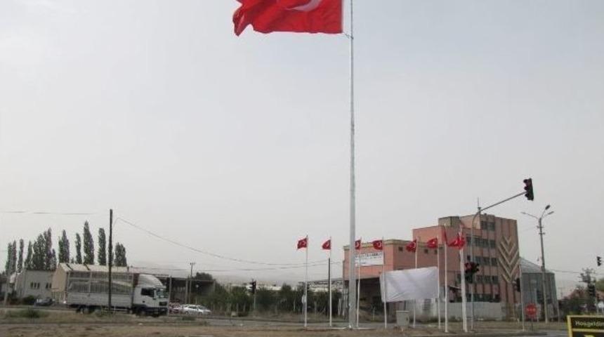 Hisarcık İl&ccedil;e Girişine Dev T&uuml;rk Bayrağı