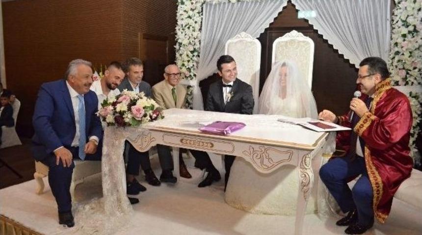 &Ouml;zkan S&uuml;mer, Ersun Yanal Ve Kaleci Onur, Nikah Şahitliği Yaptı