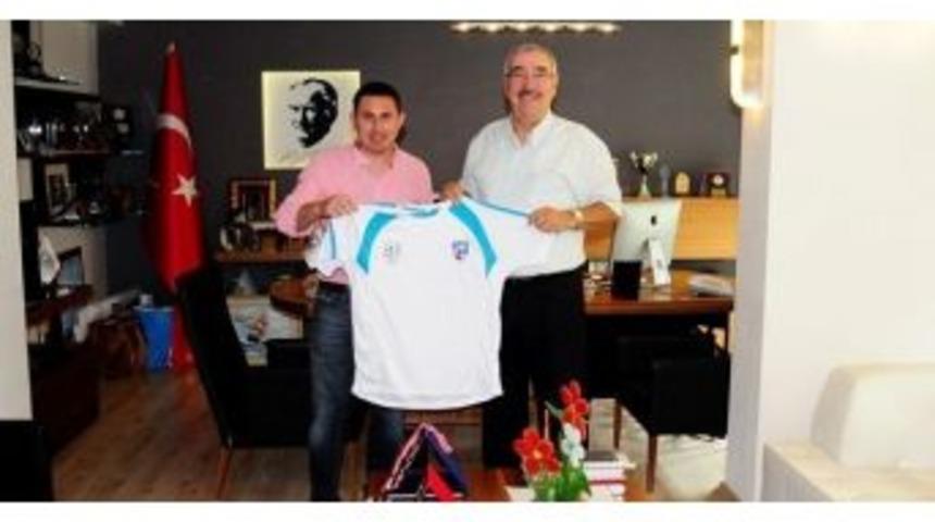 Celaliyepor&rsquo;dan Başkan Emin Halebak&rsquo;a Hediye