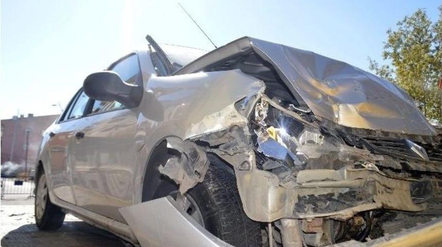 Eleşkirt&rsquo;te 2 Ayrı Trafik Kazası: 1 &Ouml;l&uuml;, 12 Yaralı