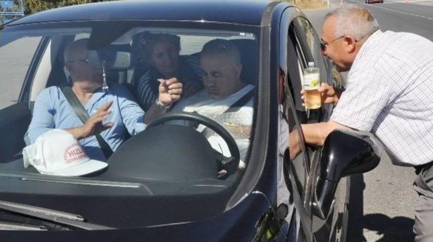 Sivas&rsquo;ta Polisten S&uuml;r&uuml;c&uuml;lere &rsquo;şeker&rsquo; İkramı