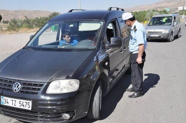 Sivas’ta Polisten Sürücülere ’şeker’ İkramı