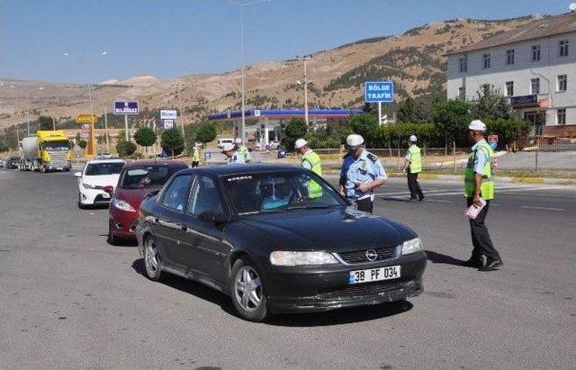 Sivas’ta Polisten Sürücülere ’şeker’ İkramı