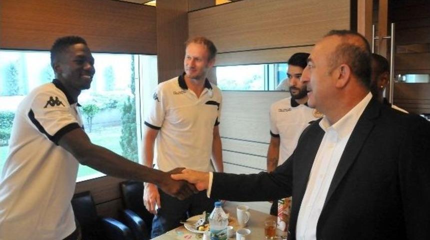 Bakan &Ccedil;avuşoğlu, Alanyaspor&rsquo;un Kampını Ziyaret Etti