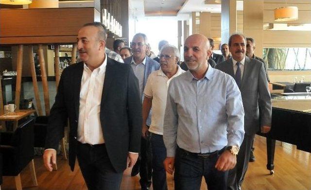 Bakan Çavuşoğlu, Alanyaspor’un Kampını Ziyaret Etti