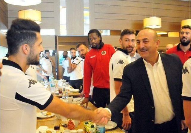 Bakan Çavuşoğlu, Alanyaspor’un Kampını Ziyaret Etti