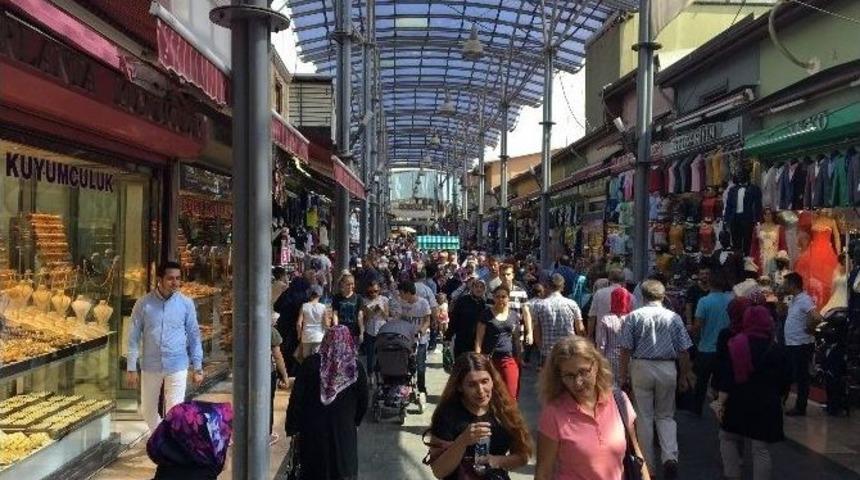 Bursalılar Bayram Alışverişi İ&ccedil;in &Ccedil;arşıya Akın Etti