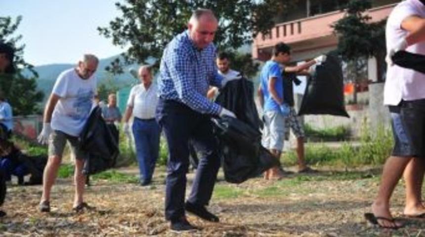 Başkan &Ccedil;ağlayan Sahilde &Ccedil;&ouml;p Topladı