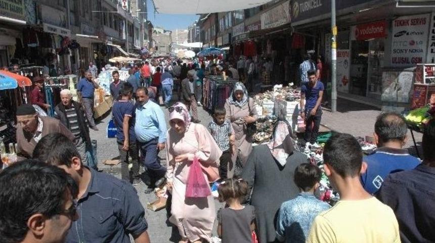 Bayram Alışverişi Esnafın Y&uuml;z&uuml;n&uuml; G&uuml;ld&uuml;rd&uuml;