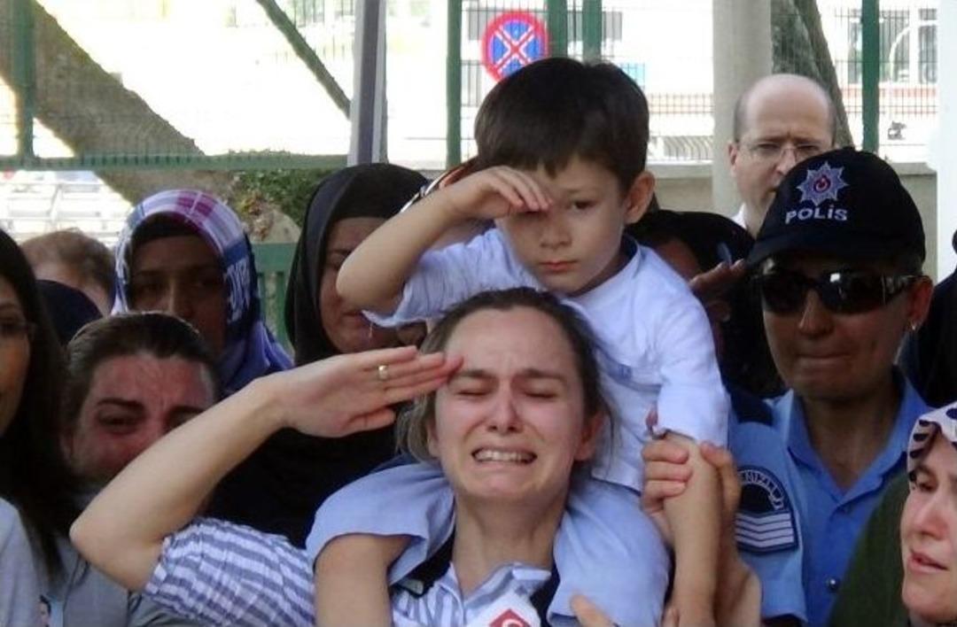 Şehit Polis Babaya Asker Selamıyla Veda
