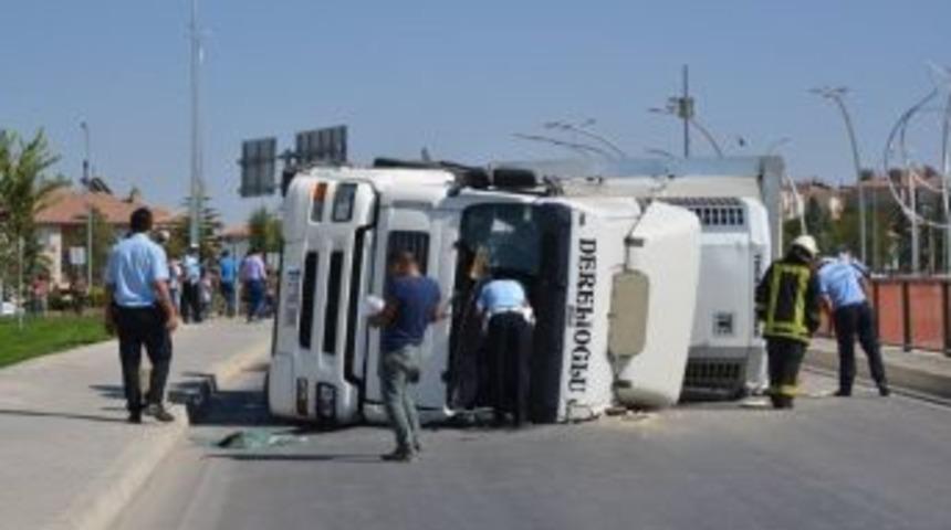 Karaman&rsquo;da &Ccedil;ekici Devrildi: 2 Yaralı