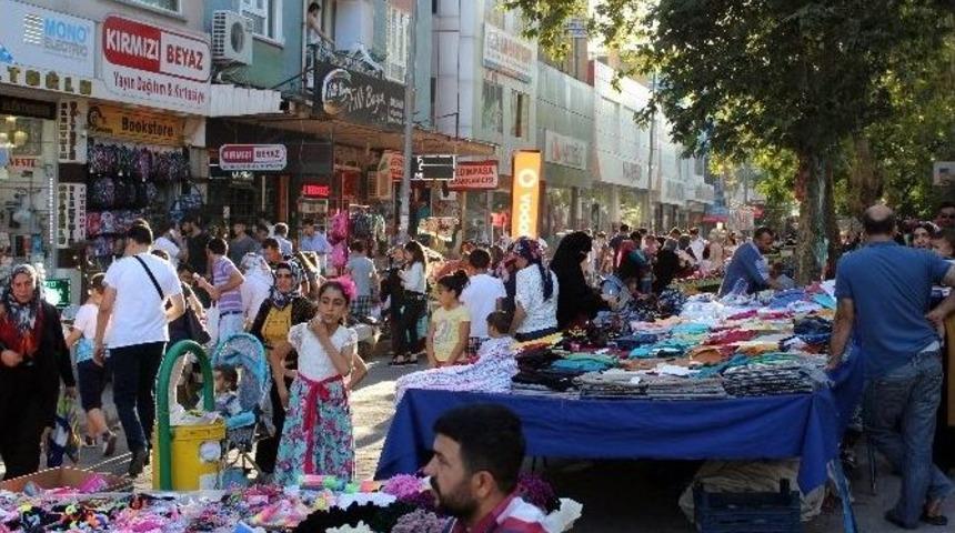 Bayram &Ouml;ncesi Alışveriş Yoğunluğu Yaşanıyor