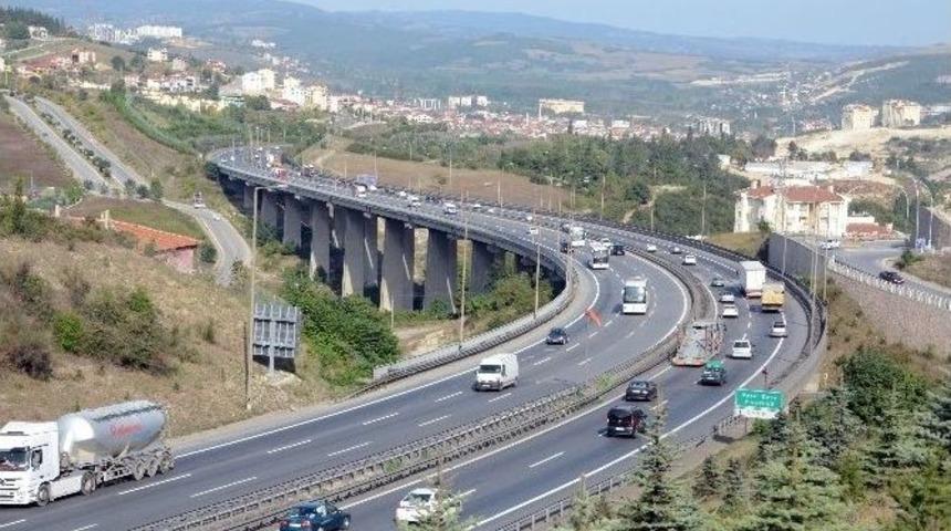 Tem Otoyolu&rsquo;nda Trafik Akıcı, D-100 Karayolu Kilitlendi