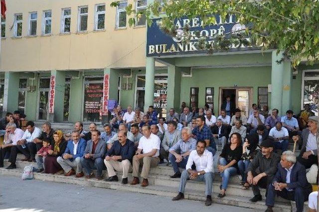 Belediye Önünde Kayyum Protestosu