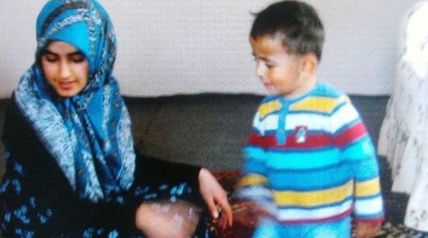 Zehra, K&uuml;&ccedil;&uuml;k Kardeşine Annelik Yapıyor