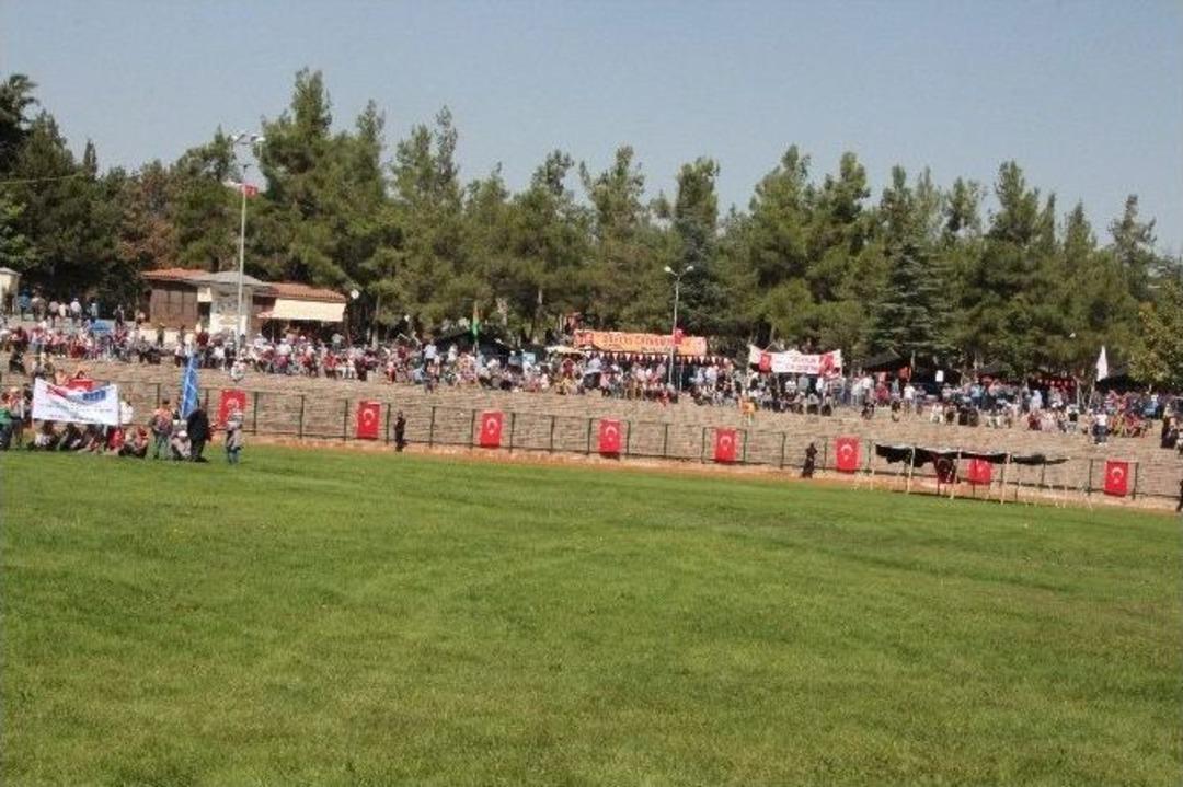 735&rsquo;incisi Ger&ccedil;ekleşen Ertuğrul Gazi&rsquo;yi Anma Ve Y&ouml;r&uuml;k Şenliklerinde Trib&uuml;nler Boş Kaldı