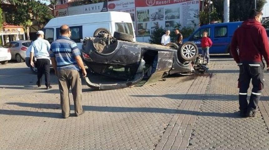 Bartın&rsquo;da Otomobil Akaryakıt İstasyonuna Daldı: 2 Yaralı