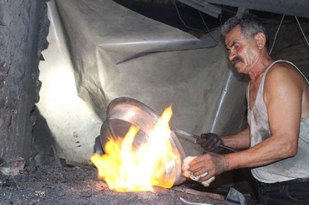 Unutulmaya Y&uuml;z Tutmuş Kalaycılık, Kurbanda Kavurma İle Hayat Buluyor