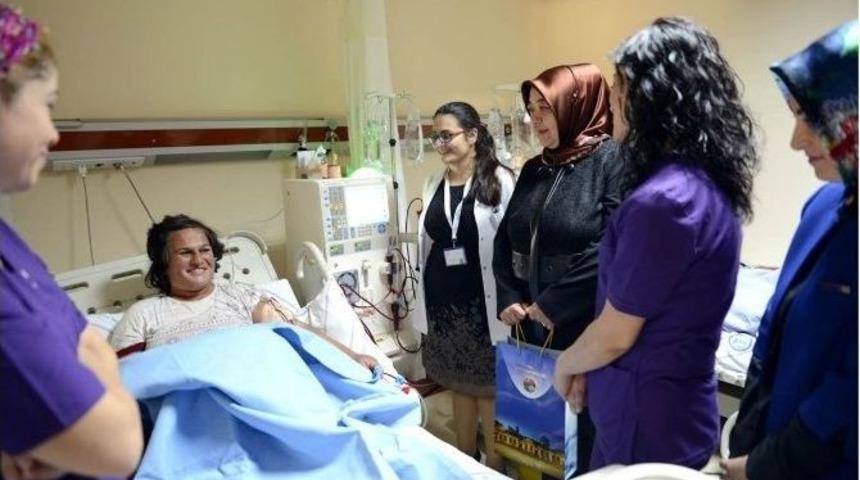 Vali Eşi Hacer &Ouml;zefe, Diyaliz Hastaları Ve Şehit Ailelerine Bayram Ziyaretinde Bulundu