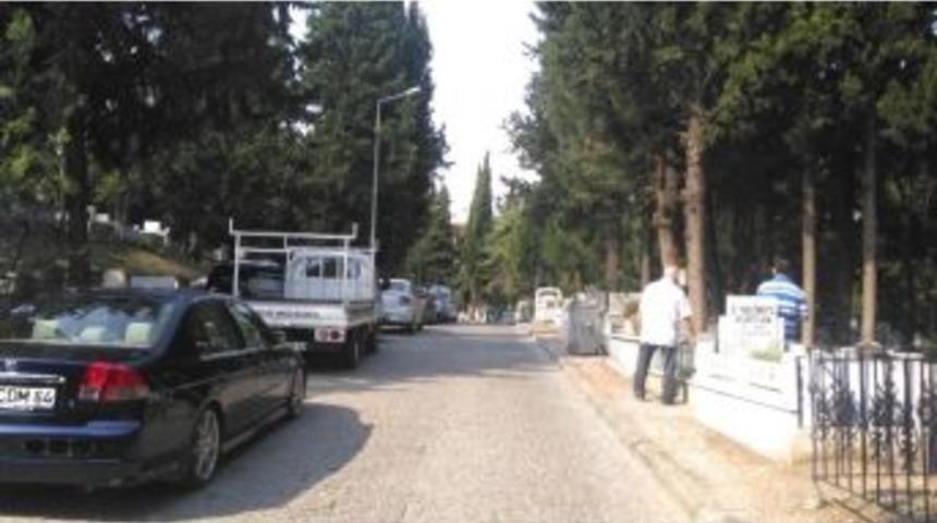 Mezarlıklar Bayrama Hazır