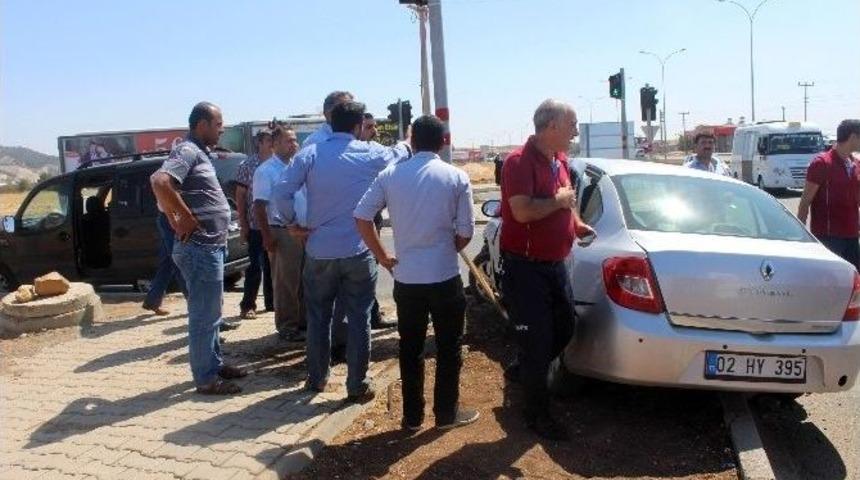 Otomobille Hafif Ticari Ara&ccedil; &Ccedil;arpıştı: 4 Yaralı