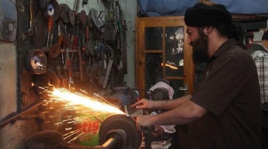 Bı&ccedil;aklarlar Kurbanlıklar İ&ccedil;in Bilendi