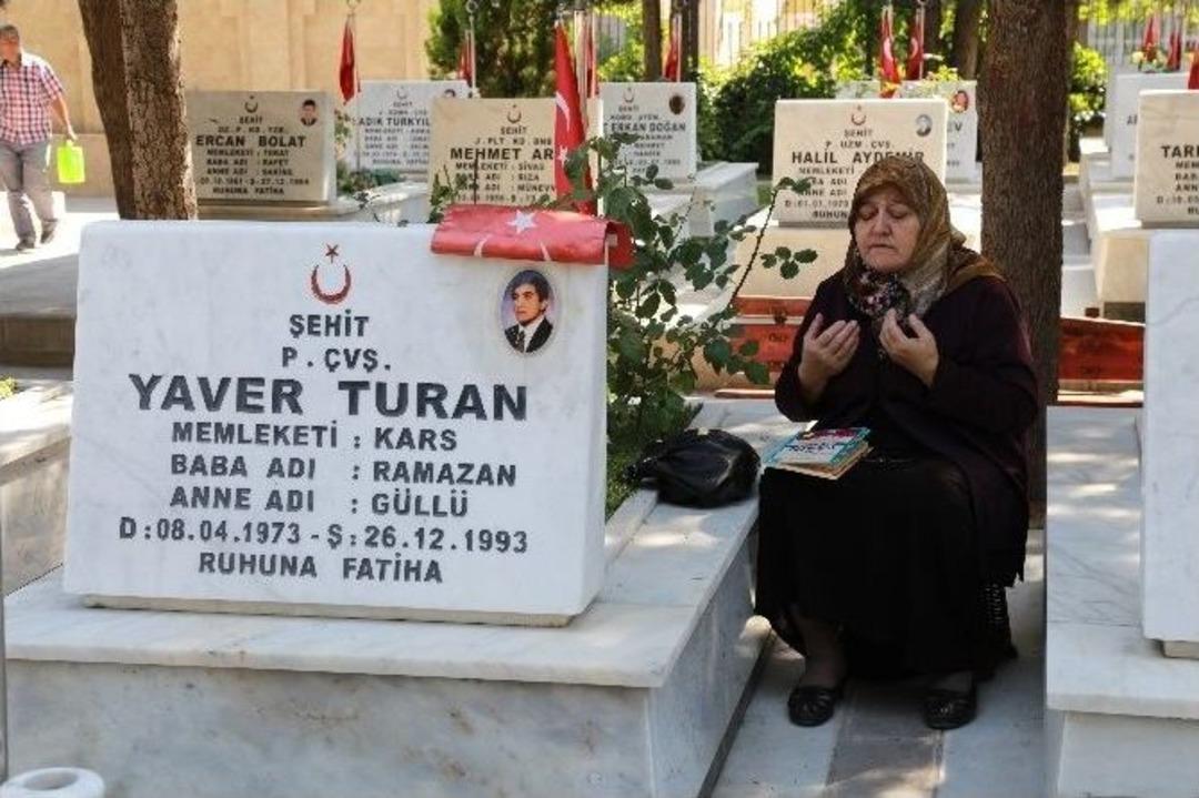 Şehit Yakınları Bayram Arefesinde Şehitliklere Koştu